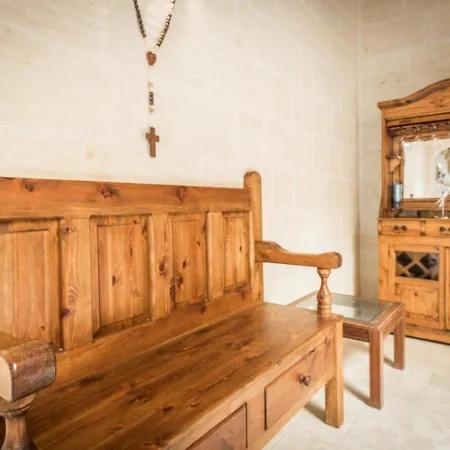 Lighthouse - Ta' Charlon Farmhouse Holiday home *